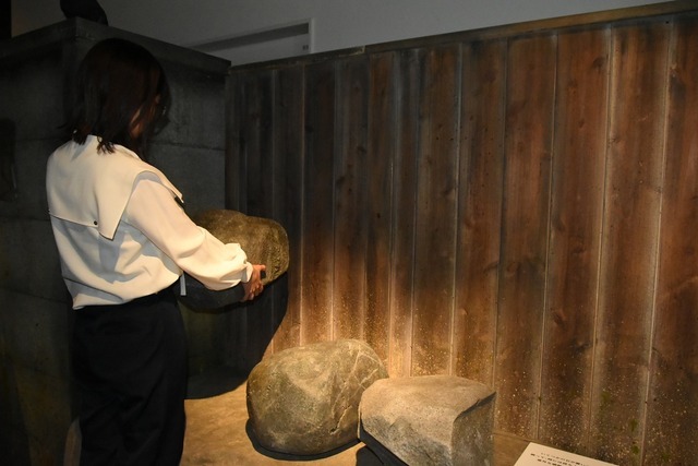 触れる岩「ホラーにふれる展 －映画美術の世界－」
