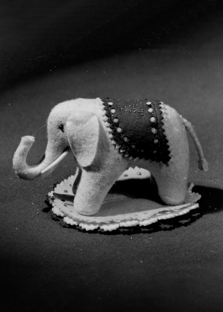 1880年に作られた世界初のぬいぐるみ玩具“ゾウの針刺し”