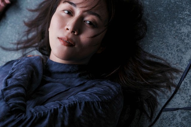 比嘉愛未／撮影：三宮幹史／『比嘉愛未エッセイ集 またね。』（6月10日発売／講談社）より