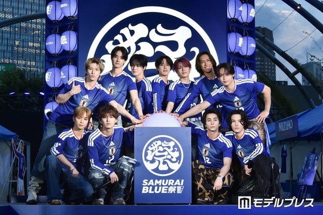 イベントに出席したJI BLUE（上段左から）金城碧海、佐藤景瑚、佐野雄大、河野純喜、高塚大夢、池崎理人、與那城奨（下段左から）後藤威尊、白岩瑠姫、河野純喜、西洸人、川西拓実（C）モデルプレス