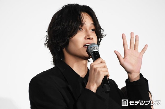 ナチュラルに女子会トークに混ざっていた佐野晶哉（C）モデルプレス