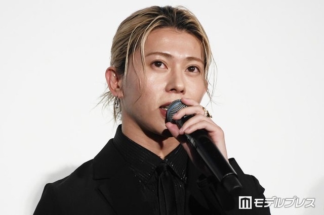 向井康二と“新旧おそ松共演”を果たした末澤誠也（C）モデルプレス