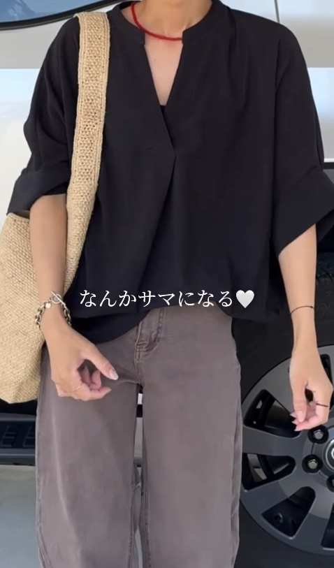 ブラック×ブラウンでこなれ感。体型カバーも叶う最旬ブラウススタイル【40代の毎日コーデ】