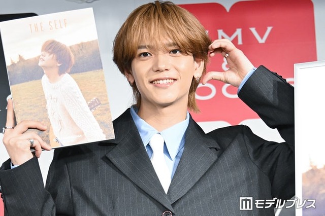 ハートポーズをリクエストされた中島颯太（C）モデルプレス