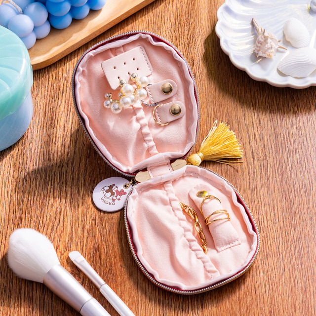 ウロコ型のアクセサリーポーチ 2,750円
