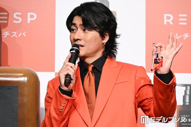 “レチスパ”カラーのオレンジスーツで登場した森本慎太郎「高岸さんではないですよ！」（C）モデルプレス