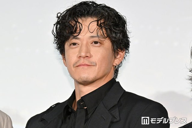 小栗旬（C）モデルプレス