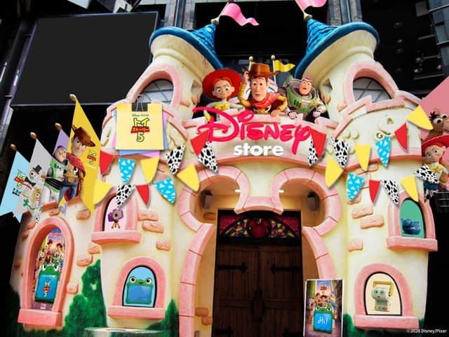 渋谷公園通り店　装飾イメージ　　　　　　　　　　　　　　　© Disney © 2026 Disney/Pixar. All Rights Reserved.