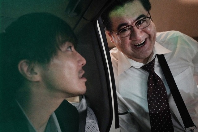 『藁にもすがる獣たち』©曽根圭介/講談社 ©2026「藁にもすがる獣たち」製作委員会