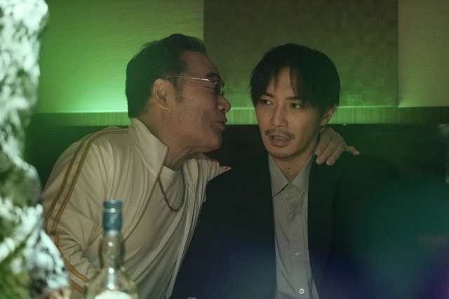 『藁にもすがる獣たち』©曽根圭介/講談社 ©2026「藁にもすがる獣たち」製作委員会
