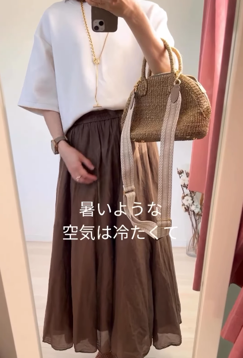 夏の「 白×ブラウン」コーデ。鉄板カラーを爽やかに仕上げる秘訣とは【40代の毎日コーデ】