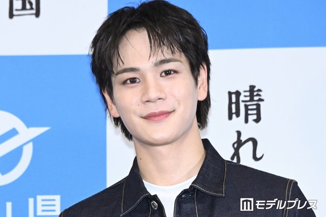 “岡山デニム”姿で登場した豆原一成（C）モデルプレス