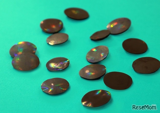 光の反射で虹色に輝くチョコレート