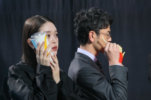 高石あかり、妻夫木聡／新CM「白昼の誘惑 Lが無料」篇メイキングより（提供写真）