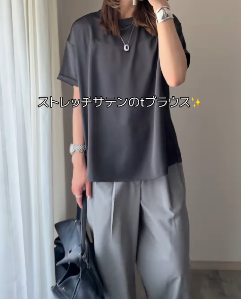 【ユニクロ】のイージーパンツを味方に。サテンＴブラウスで涼しげな初夏のワントーン【40代の毎日コーデ】