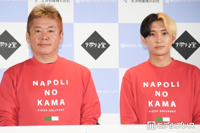 太洋物産事業戦略発表会 堀江貴文氏取締役就任式に登場した堀江貴文氏、ヒカル（C）モデルプレス