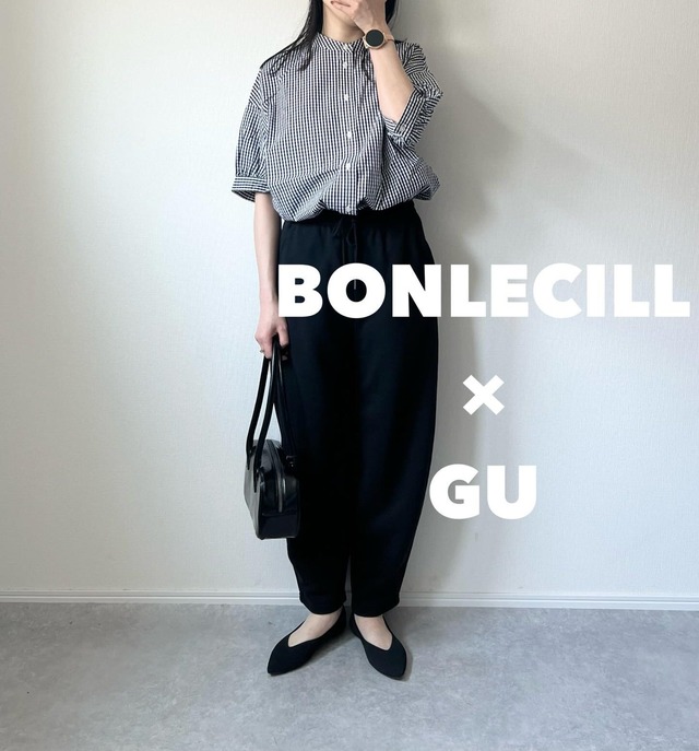 【GU】黒のバレルパンツにギンガムチェックを合わせて。モノトーンの大人カジュアルの着こなし【40代の毎日コーデ】