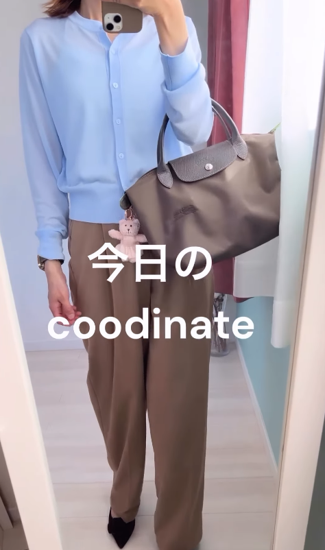 ライトブルーの【ユニクロ】シアーカーデが涼しく爽やか。タックワイドパンツ合わせで夏の通勤コーディネートが完成【40代の毎日コーデ】