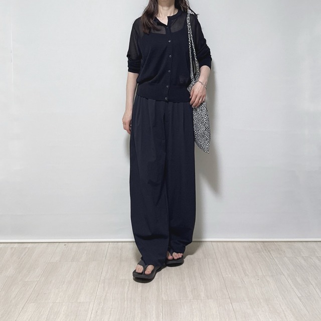 【ユニクロ】黒シアーカーデで細見えと涼しさを実現。黒でまとめた夏のきれいめリラックス【40代の毎日コーデ】