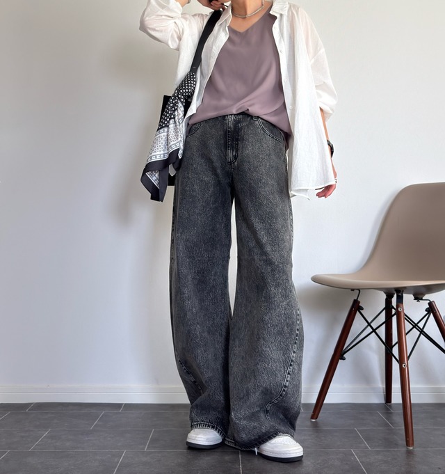 夏のモノトーンはダークグレーで軽めに。【GU】バレルジーンズを取り入れた脚長見えコーデ。【40代の毎日コーデ】