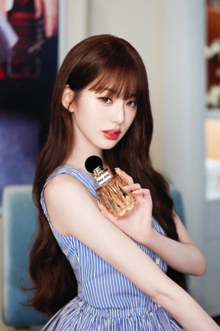 Miu Miu Beauty、六本木ヒルズにて没入型ポップイベントを開催中。アンバサダーのIVEウォニョンも訪問