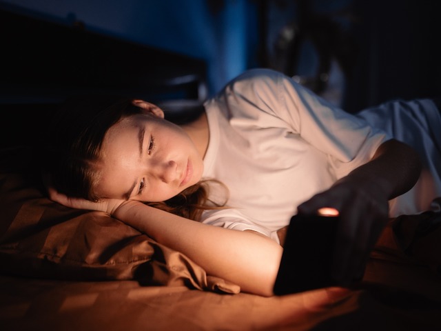 疲れているのに寝つけない、頭が休まらない…そんな日々のモヤモヤを整える「夜のAI習慣」って？【脳科学者がくわしく解説】