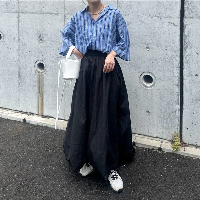 大人世代が圧倒的に使いやすい【ブルーストライプシャツ】。×黒スカートで軽やかに仕上げた爽やかリラックス【40代の毎日コーデ】