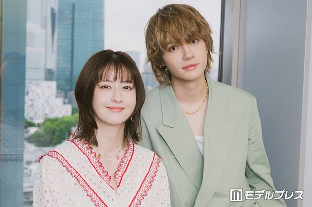 モデルプレスのインタビューに応じた松本若菜、佐野勇斗（C）モデルプレス