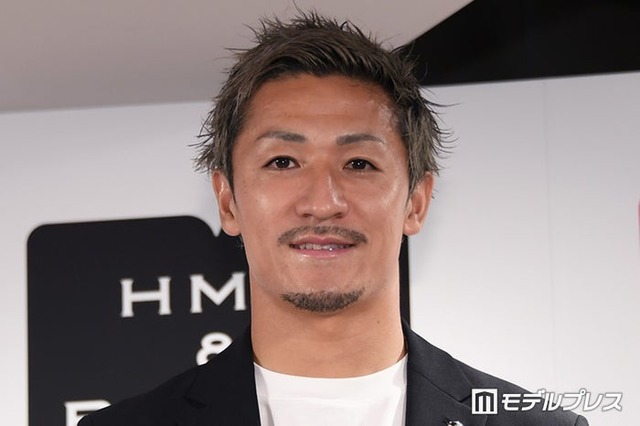 「がむしゃら なぜ俺は、こんなに走るのか——。」お渡し会＆W杯報告会に出席した前田大然選手（C）モデルプレス