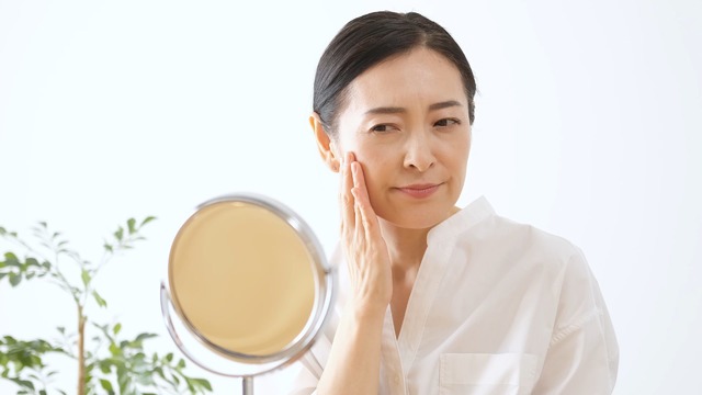 「炎天下で見苦しい！」アラフォーの「夏のオバ見え」を加速する危険コスメとは【猛暑日編】
