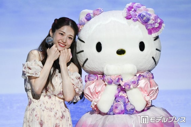 「Sanrio characters Exhibition Hotel Floria Tokyo」プレス限定イベントに出席した松村沙友理、ハローキティ（C）モデルプレス