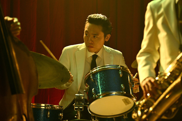 ドラム：石若駿／『SUKIYAKI 上を向いて歩こう』© 2026 映画「SUKIYAKI 上を向いて歩こう」製作委員会