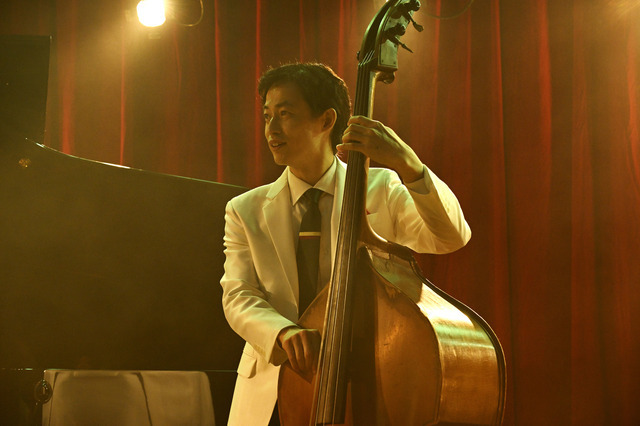 ウッドベース：須川崇志／『SUKIYAKI 上を向いて歩こう』© 2026 映画「SUKIYAKI 上を向いて歩こう」製作委員会