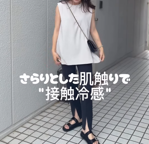 接触冷感トップスは猛暑の最高の相棒。チュニック丈で体型カバーも叶うモノトーンカジュアルスタイル【40代の毎日コーデ】