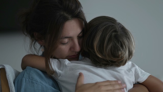 赤ちゃんを抱いているときに思い切り蹴られた日。「優しそう」と言われる夫は、家では冷酷なモラハラDV男だった