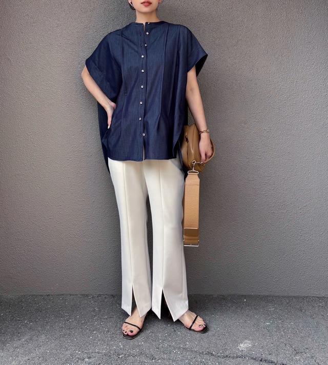 インディゴシャツ×白パンツ。オフィスでもなじむ涼し気パンツスタイル【40代の毎日コーデ】