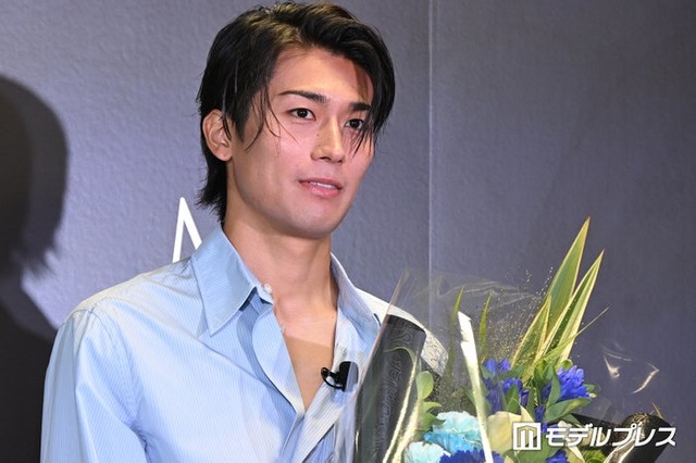 バースデーサプライズに驚く中村敬斗選手（C）モデルプレス