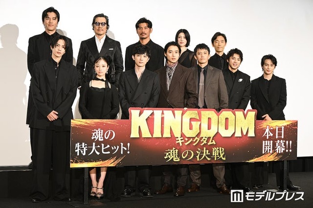 （下段左から）志尊淳、橋本環奈、吉沢亮、山崎賢人、小栗旬、山田裕貴、神尾楓珠（上段左から）要潤、豊川悦司、坂口憲二、三吉彩花、佐藤信介監督（C）モデルプレス
