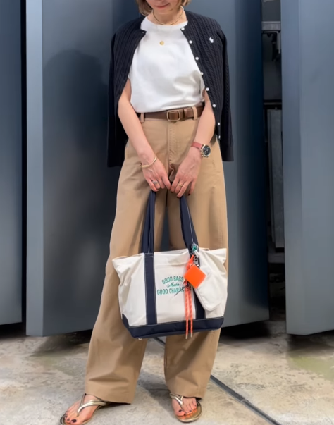 シンプル配色でオシャレ。【ユニクロ】ベージュパンツで仕上げる大人カジュアルな着こなし【40代の毎日コーデ】