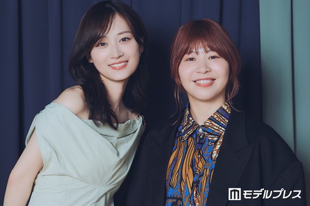 モデルプレスのインタビューに応じた山下美月、加納愛子（C）モデルプレス