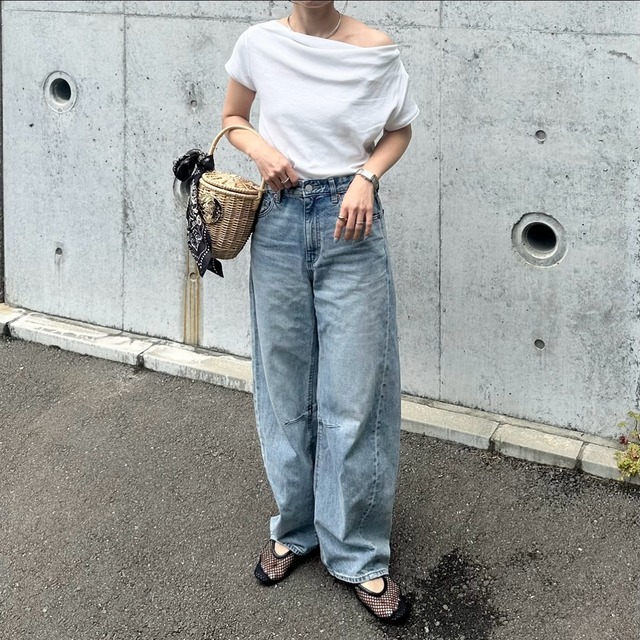 オフショルの抜け感が主役。ワイドデニムで作る大人カジュアル【40代の毎日コーデ】