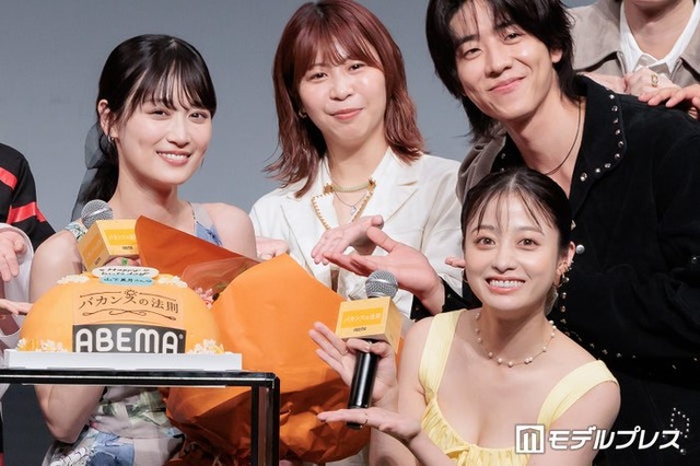 「バカンスの法則」プレミアイベントに出席した（左から時計回りに）山下美月、加納愛子、チェ・ジョンヒョプ、橋本環奈（C）モデルプレス