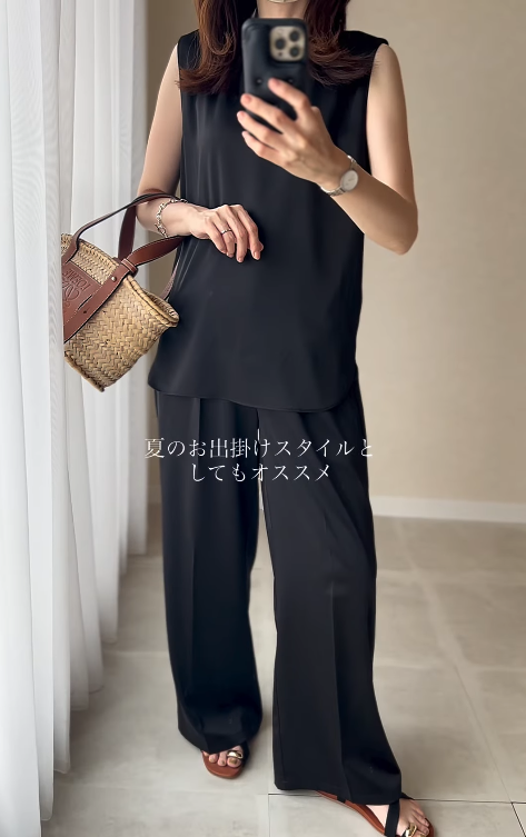 上品さと軽さを両立する「サテンタンクトップ」が要。大人感ある夏の黒コーデ【40代の毎日コーデ】