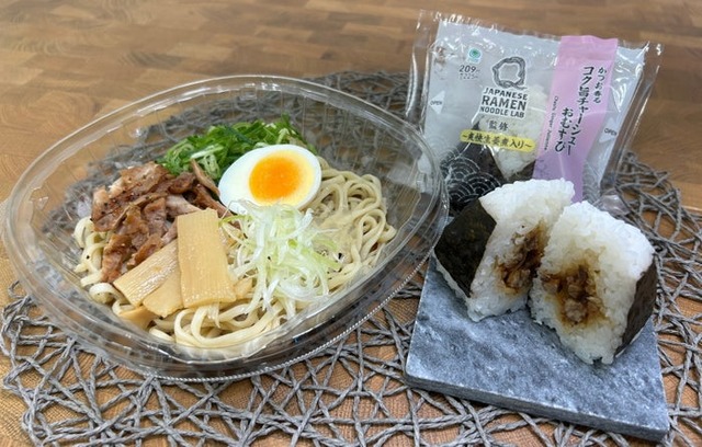 Lab Q監修 至高の一杯 冷製煮干し醤油らぁ麺、Lab Q監修 かつお香るコク旨チャーシューおむすび～爽快生姜煮入り～／提供画像