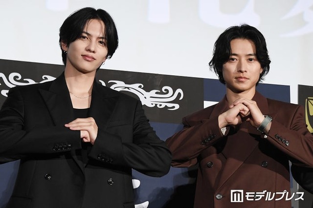 互いを称えあった志尊淳と山崎賢人（C）モデルプレス