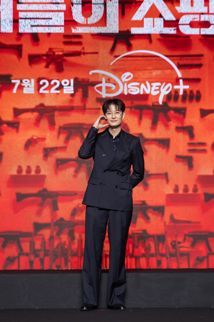 「殺し屋たちの店 2」© 2026 Disney and its related entities