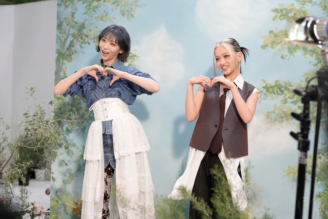 JISOO、YURI「マックに甘いの飲みにこない？チョコミント」篇メイキング（提供写真）