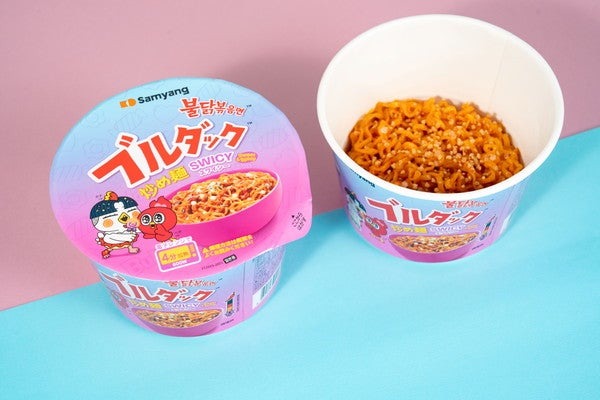 スワイシーブルダック炒め麺BIGカップ／提供画像
