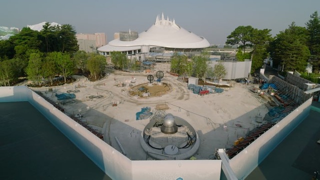 現在のトゥモローランドを空から撮影した様子（2026年7月）（C）Disney