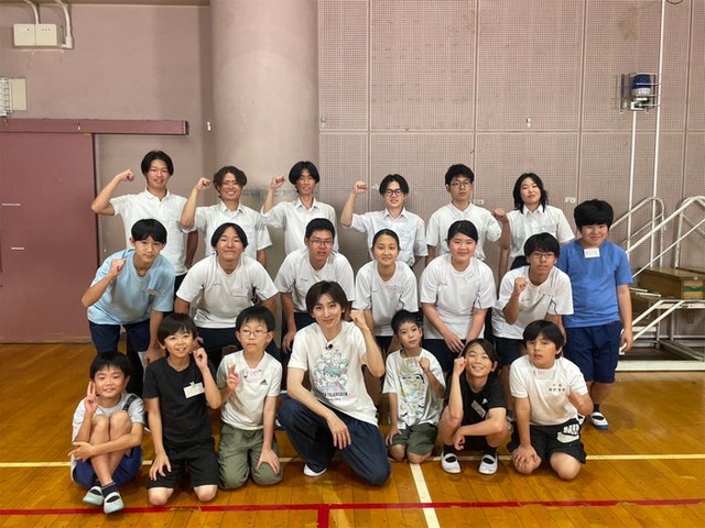 京本大我＆ろう学校の学生（C）日本テレビ